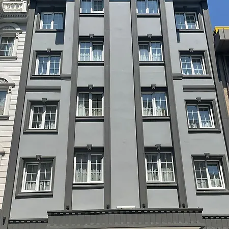 Azra Sultan & Istanbul