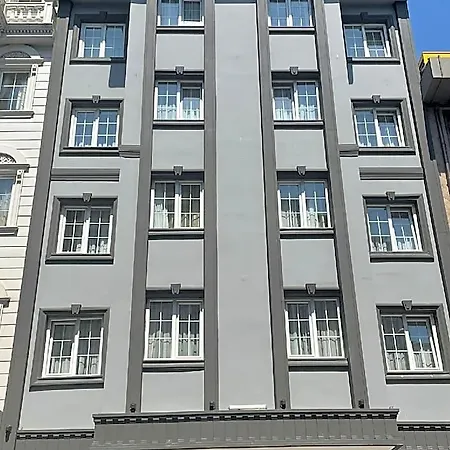 Azra Sultan & Istanbul